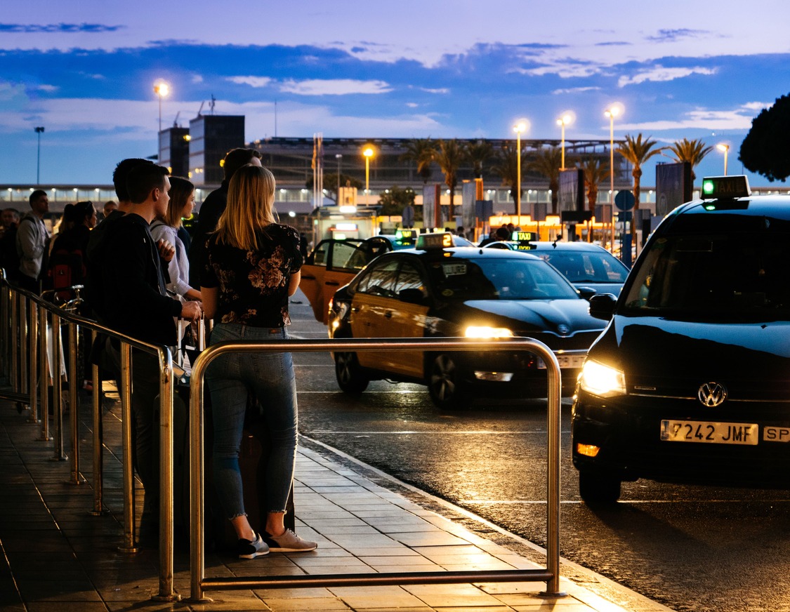 Cola de gente esperando a Taxis de Barcelona